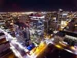 Vista aérea nocturna del complejo CityScape en Phoenix con edificios iluminados