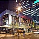 Plaza exterior de CityScape con zonas de comedor al aire libre y arquitectura moderna