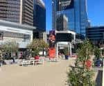 Patriot's Square en CityScape: espacio abierto para eventos con pantallas y mobiliario urbano