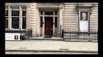 Fachada frontal del edificio con puerta de entrada y retrato de Arthur Conan Doyle