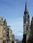 Vista exterior de la fachada histórica del Tron Kirk en High Street, Edimburgo