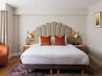 Habitación doble de lujo con cama king-size y decoración moderna