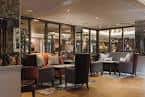 Sala de estar o lounge interior con sofás y grandes ventanales