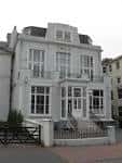 Vista exterior de Steine House en Brighton, mostrando su fachada clásica y detalles arquitectónicos