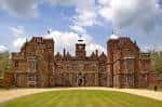 Vista frontal de Aston Hall con su fachada renacentista y jardines bien cuidados