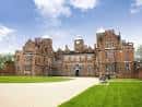 Aston Hall desde una perspectiva lateral mostrando su arquitectura histórica