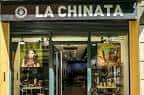 Fachada de La Chinata en Santander con rótulo visible