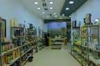 Interior de La Chinata mostrando estanterías y productos