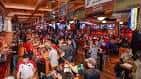 Interior del bar con ambiente animado y clientes disfrutando