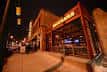 Fachada exterior de Brothers Bar & Grill por la noche