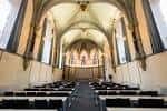 Interior de la capilla John Foster con bóvedas y bancos para eventos