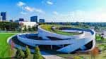 Vista exterior del National Veterans Memorial and Museum con su característica arquitectura en espiral y techo verde