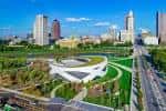 Panorámica aérea del museo integrado en el paisaje urbano de Columbus con rascacielos al fondo