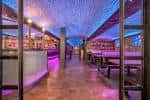 Interior moderno del bar con iluminación LED y barra principal