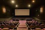 Interior del auditorio de The Light Cinema con butacas y pantalla