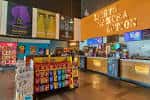 Área de venta de palomitas y bebidas en el vestíbulo de The Light Cinema