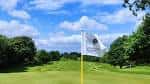 Bandera en el green del campo de golf