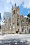 Vista exterior de la United Church en Atlanta con arquitectura gótica y torre central