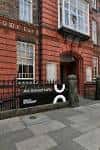 Fachada de ladrillo rojo de una escuela de arte en el Georgian Quarter de Liverpool