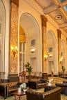 Sala de estar o lounge interior con arcos, columnas y mobiliario elegante