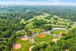 Vista aérea del Chastain Park mostrando áreas verdes, campos deportivos y senderos