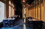 Salón de comedor del restaurante Ikara con mesas dispuestas y iluminación ambiental