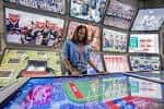 Pared decorada con múltiples fotografías de jugadores de fútbol americano