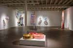 Sala de exposiciones con obras contemporáneas en pedestales
