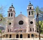 Vista frontal de la Basílica de Santa María en Phoenix con sus torres gemelas y fachada rosa