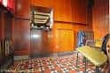 Sala privada o sala de eventos con paneles de madera y suelo de baldosas decorativas