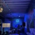 Escenario del Blu Note Jazz Cafe con iluminación azul y banda en vivo