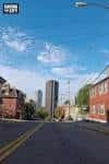 Vista de Bedford Avenue en Pittsburgh con edificios residenciales y rascacielos al fondo