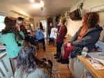 Interior de un espacio comunitario con personas reunidas en círculo