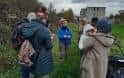 Grupo de personas en una caminata o taller al aire libre