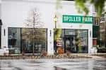 Fachada exterior de Spiller Park Coffee con letrero verde y grandes ventanales