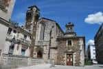 Fachada principal de la Iglesia de San Pedro en Lugo bajo cielo azul