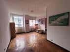 Espacio interior diáfano con suelo de parqué y paredes claras