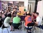Grupo de personas jugando a juegos de mesa en el interior del local de Ludus Gallaeciae