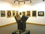 Galería de arte con pinturas y escultura en el Museo Provincial de Lugo