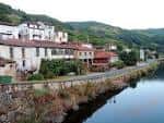 Edificios a lo largo de la ribera del río en Belesar