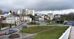 Vista panorámica del barrio de Paradai con edificios residenciales y una rotonda