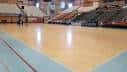Interior del Pazo Provincial dos Deportes con la cancha vacía y gradas