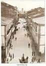 Vista aérea histórica de la Rúa da Raíña en 1920 con actividad callejera