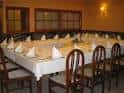 Gran mesa rectangular dispuesta para eventos o grupos