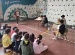 Interior de la sala multiusos o gimnasio del CEIP Illa Verde durante una actividad