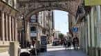 Arco de Obispo Aguirre y calle peatonal en Lugo