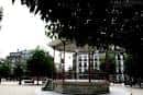Quiosco de la Música en la Plaza Mayor de Lugo con edificios históricos al fondo