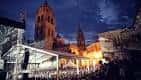 Escenario de conciertos con público frente a la Catedral de Lugo durante las fiestas de San Froilán