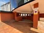 Entrada o rampa de acceso a un aparcamiento exterior