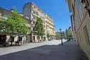 Perspectiva de la Plaza Anxo Fernández Gómez con edificios y árboles